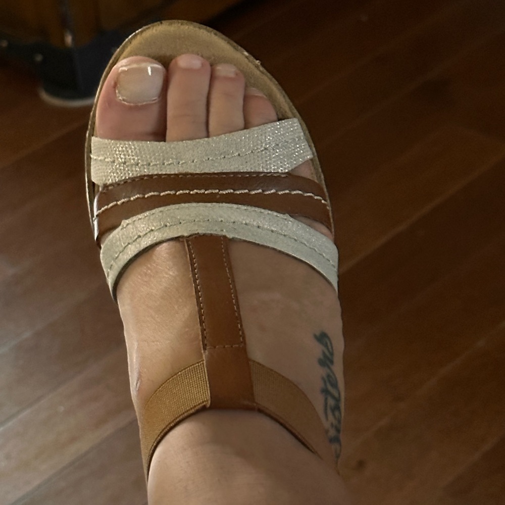 Sz 37(7)⭐️NWT Rieker Brown/Cream T-strap Sandals With a Hint of Sparkle 5.5cm - Picture 4 of 8